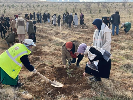 Eğitim Fakültesi öğrencileri fidanları toprakla buluşturdu